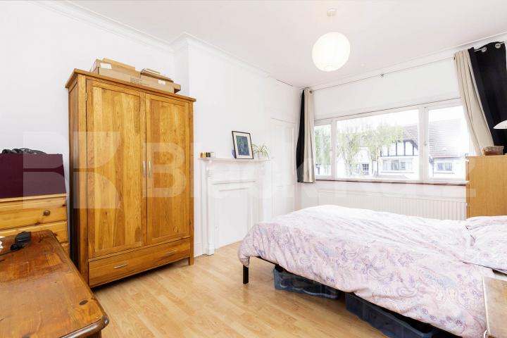 Large three bedroom split level house with garden mins to tube & shops!  Fairlawn Ave, East Finchley
